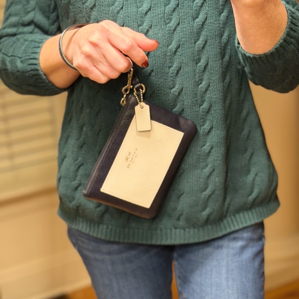 Coach Classic “Old Money” aesthetic Crossgrain Leather Navy/Cream Wristlet (EUC) - Picture 16 of 17